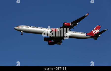 Flugzeug Stock - Flughafen Heathrow. G-VWKD Virgin Atlantic Airways Airbus A340-642 mit der Registrierung G-VWKD landet in Heathrow Stockfoto