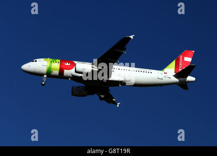 Flugzeug Stock - Flughafen Heathrow. Ein TAP - Air Portugal Airbus A320-214 mit der Registrierung CS-TNN landet in Heathrow Stockfoto