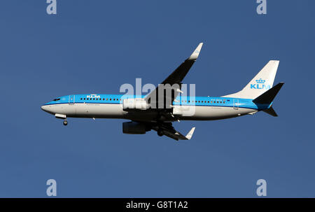 Ein Flugzeug der KLM Royal Dutch Airlines Boeing 737-8BK(WL) mit dem Registrierung PH-BXU landet in Heathrow Stockfoto