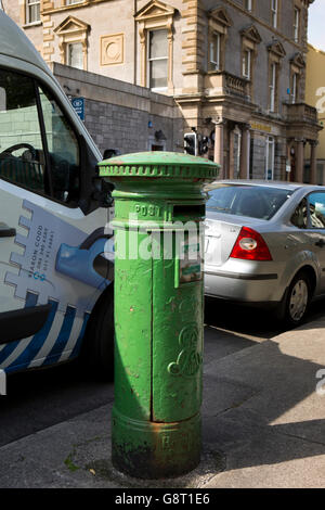 Irland, Co. Sligo, Sligo, Stephen Street, Edward VII grün lackierten Säule Briefkasten Stockfoto