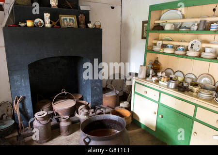 Irland, Co. Sligo, Riverstown, Sligo Folk Park, traditionellen Cottage-Küche, Kamin und Kommode Stockfoto