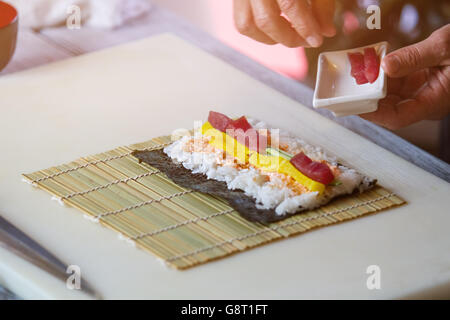 Fischstücke auf Reis. Stockfoto