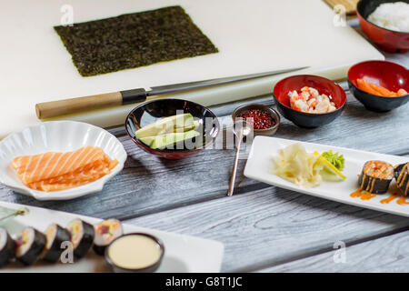 Roher Fisch und geschnittene Avocado. Stockfoto