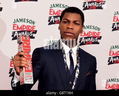 John Boyega gewinnt den Male Newcomer Award bei den Jameson Empire Film Awards 2016 im Grosvenor House, an der Park Lane, London. Stockfoto