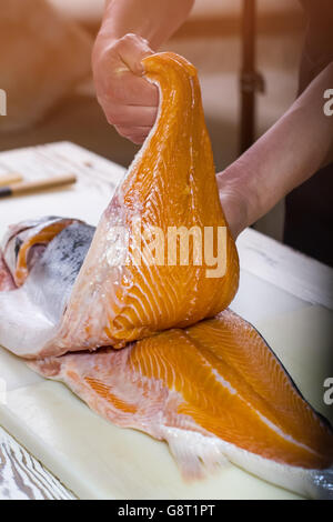 Die Hände des Mannes Holding roher Fisch. Stockfoto