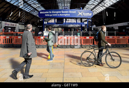 Die Ingenieursarbeiten an der Queen Street Station in Glasgow, da Bahnpendler, die zur Arbeit gehen, in den nächsten fünf Monaten längere Fahrten aufgrund einer größeren Modernisierung an der Queen Street Station in Glasgow Unternehmen müssen. Stockfoto