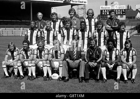 1978/79 Erste Division West Bromwich Albion. Hintere Reihe - von links: George Wright (Physiotherapeut), Paddy Mulligan, Tony Godden, Wayne Hughes und Brian Whitehouse (Coach). Mittlere Reihe - von links: Cyrille Regis; Mick Martin; Alistair Brown; Laurie Cunningham; Bryan Robson und Tony Brown. Sitzend - von links: Derek Statham, John Trewick; Alistair Robinson; John Wile; Ron Atkinson (Manager); Colin Addison (Assistant Manager); Brendon Batson und Willie Johnston. Stockfoto