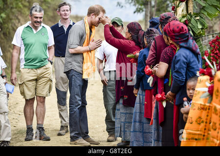 Prinz Harry gibt einen namastigen Gruß und erhält Reis auf seiner Stirn bei Bhir Kuna, als er in dem von Erdbeben heimgesucht Dorf in Nepal ankommt. Stockfoto