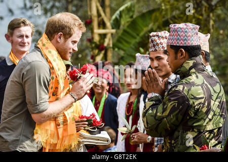 Prinz Harry grüßt Bhir Kuna mit einem namastigen Gruß, als der Prinz in dem vom Erdbeben heimsuchten Dorf in Nepal ankommt und von Dorfbewohnern begrüßt wird. Stockfoto