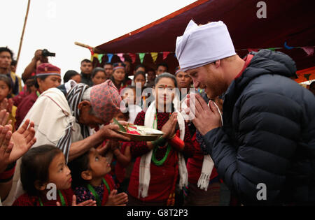 Prinz Harry trägt einen Pheta Turban, nachdem er die Ehre eines Dorfvorstehers bei einem Besuch im Dorf Leorani in Nepal erhalten hatte. Stockfoto