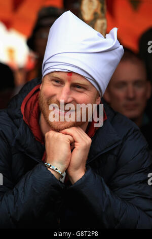 Prinz Harry trägt einen Pheta Turban, nachdem er die Ehre eines Dorfvorstehers bei einem Besuch im Dorf Leorani in Nepal erhalten hatte. Stockfoto