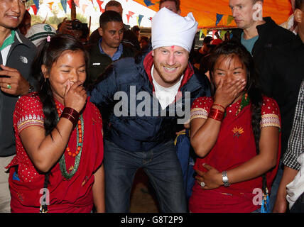 Prinz Harry trägt einen Pheta Turban, nachdem er die Ehre eines Dorfvorstehers bei einem Besuch im Dorf Leorani in Nepal erhalten hatte. Stockfoto