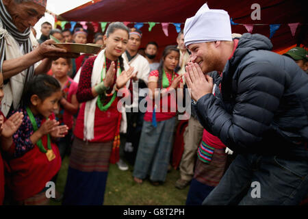 Prinz Harry trägt einen Pheta Turban, nachdem er die Ehre eines Dorfvorstehers bei einem Besuch im Dorf Leorani in Nepal erhalten hatte. Stockfoto