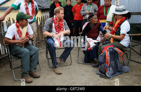Prinz Harry besucht das Dorf Leorani in Nepal. Stockfoto