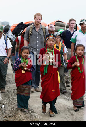 Prinz Harry besucht das Dorf Leorani in Nepal. Stockfoto