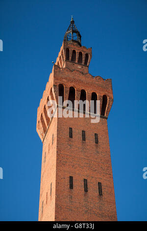 Hydraulikspeicher Turm bei Grimsby der Royal Docks, die einst Powerered Schloss Eingang Stockfoto