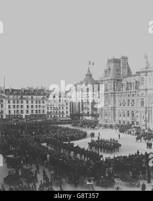 Gesamtansicht der königlichen Prozession in der Nähe des Hotel de Ville in Paris. Stockfoto