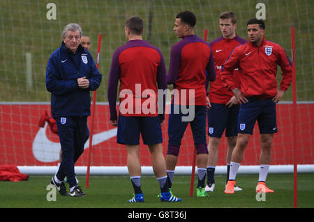 England-Manager Roy Hodgson (links) spricht seine Spieler Phil Jagielka, DELE Alli, Kyle Walker, Eric Dier während des Trainings im St. George's Park, Burton. Stockfoto