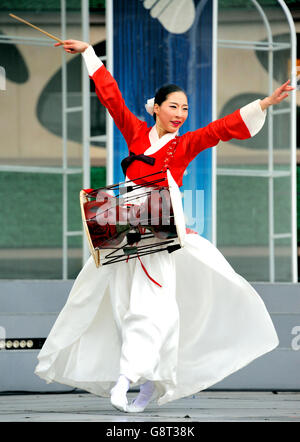 Seoul, Südkorea - 8. November 2015: koreanische Frau in Tracht spielt traditionelle Tänze mit Trommel. 8. November 2015-Se Stockfoto