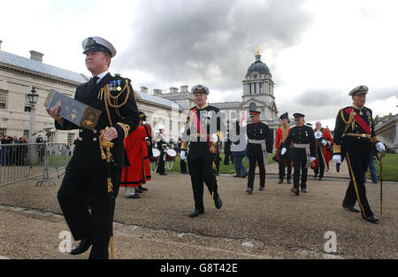 Ein Marineoffizier trägt einen kleinen Pappsärg, in dem sich die Depeschen befinden, die den Tod von Nelson bei der Schlacht von Trafalgar im Oktober 1805 ankündigten, als sie die Painted Hall im ehemaligen Royal Naval College in Greenwich heute Morgen, den 16. September 2005, verlassen. Die in historischen Kostümen gekleidete Prozession verlässt das ehemalige Royal Naval College, als sie die Beerdigung von Admiral Lord Horatio Nelson im Jahr 1806 auf der Themse wiedervererzen. Siehe PA Story MEMORIAL Nelson. DRÜCKEN SIE VERBANDSFOTO. Das Foto sollte lauten: John Stillwell/PA Stockfoto