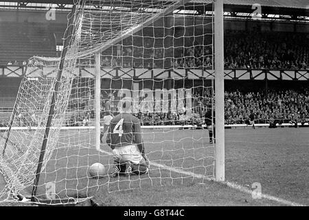 Fußball - Weltmeisterschaft England 1966 - Viertelfinale - UdSSR gegen Ungarn - Roker Park. Vladimir Ponomarev der UdSSR sieht aus seinem eigenen Netz dejectedly aus, nachdem er nicht verhindern konnte, dass Ungarn das einzige Tor des Spiels erzielte Stockfoto