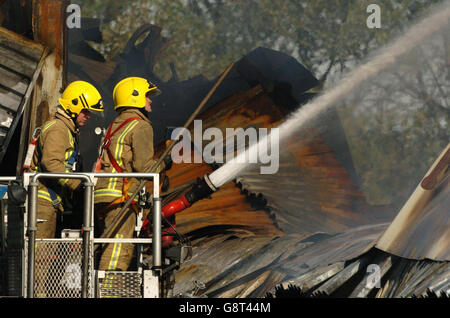 Am Freitag, den 16. September 2005, kämpft eine Feuermannschaft gegen den Brand in der Aulds-Tiefkühlfabrik in Inchinnan in der Nähe von Glasgow. Es wird angenommen, dass das Feuer heute Morgen um 1 Uhr ausbricht. Zwölf Mitarbeiter, die in der Nachtschicht arbeiteten, wurden sicher evakuiert. Siehe PA Story SCOTLAND Fire. DRÜCKEN SIE VERBANDSFOTO. Der Bildnachweis sollte lauten: Danny Lawson/PA Stockfoto