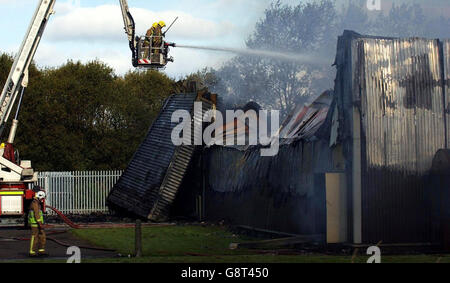 Am Freitag, den 16. September 2005, kämpft eine Feuermannschaft gegen den Brand in der Aulds-Tiefkühlfabrik in Inchinnan in der Nähe von Glasgow. Es wird angenommen, dass das Feuer heute Morgen um 1 Uhr ausbricht. Zwölf Mitarbeiter, die in der Nachtschicht arbeiteten, wurden sicher evakuiert. Siehe PA Story SCOTLAND Fire. DRÜCKEN SIE VERBANDSFOTO. Der Bildnachweis sollte lauten: Danny Lawson/PA Stockfoto