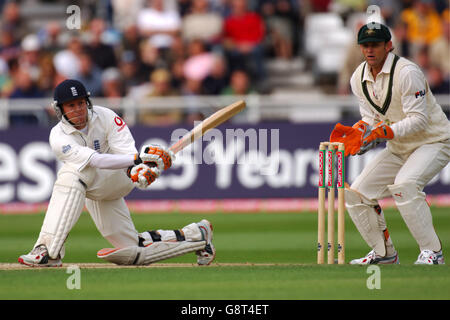 Der englische Geraint Jones wird zum australischen Wicketkeeper Adam Gilchrist (r) sieht an Stockfoto