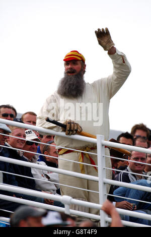 Ein WG Grace Look-a-like unterhält die Menge an der Trent Bridge Stockfoto