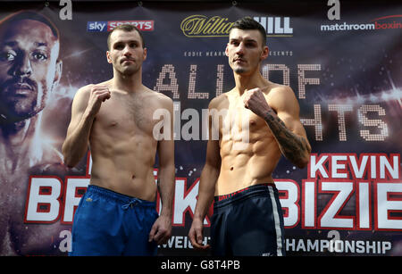 Leigh Wood (rechts) und Lee Glover beim Einwiegen in den Winter Gardens, Sheffield. Stockfoto