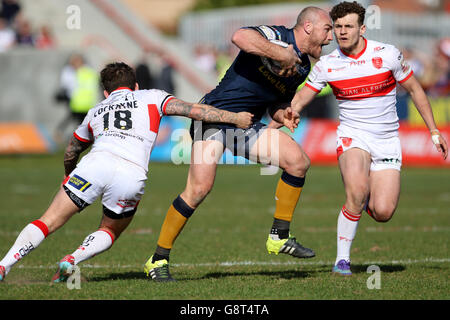 Gareth Ellis von Hull FC ist beim ersten Spiel der Utility Super League im KC LightStream Stadium, Hull, an Hull KR Ben Cockayane vorbeigeschrampt. DRÜCKEN SIE VERBANDSFOTO. Bilddatum: Freitag, 25. März 2016. Siehe PA Story RUGBYL Hull KR. Das Foto sollte lauten: Richard Sellers/PA Wire. EINSCHRÄNKUNGEN: Keine kommerzielle Nutzung. Keine falsche kommerzielle Vereinigung. Keine Videoemulation. Keine Bildbearbeitung. Stockfoto