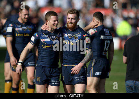 Steve Michaels (links) und Marc Sneyd von Hull feiern den Sieg nach dem ersten Spiel der Utility Super League im KC LightStream Stadium, Hull. Stockfoto