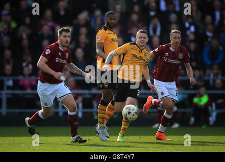 James Collins (links) und Lee Martin (rechts) von Northampton Town kämpfen um den Ball mit Mark Byrne (2. Rechts) von Newport County und Janoi Donacien (2. Links) Stockfoto