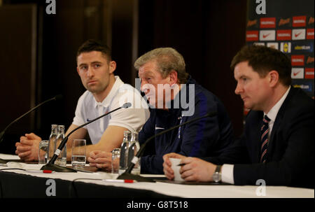 England Manager Roy Hodgson (Mitte) und Gary Cahill (links) während einer Pressekonferenz im Marriott Hotel, Berlin. Stockfoto