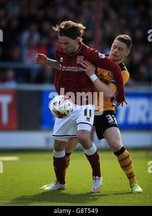 Northampton Town / Newport County - Sky Bet League Two - Sixfields Stadium. Ricky Holmes von Northampton Town hält den Ball von Mark Byrne aus Newport County fern Stockfoto