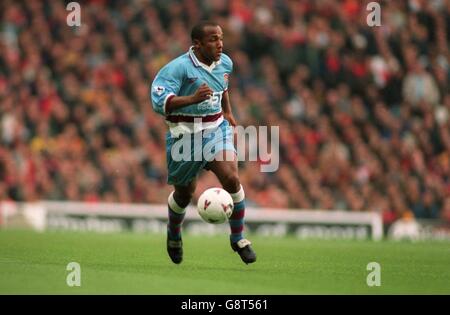 Fußball - FA Carling Premiership - Arsenal / Aston Villa. Julian Joachim, Aston Villa Stockfoto