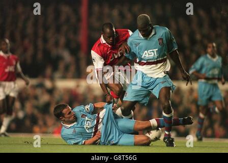 Ian Wright von Arsenal (Mitte) zieht die Shorts von Aston Villa's Gareth Southgate (auf der Etage) Als Ugo Ehiogu (rechts) von Aston Villa seinen Fuß in die Wohnung setzt Stockfoto
