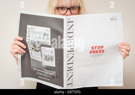 Eine Frau liest die letzte Print-Ausgabe der Independent-Zeitung, da der Titel in ein rein digitales Format übergeht. Stockfoto