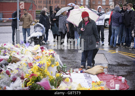 Die Menschen zollen Asad Shah vor seinem Geschäft in Shawlands, Glasgow, ihre Anerkennung, da eine zweite Mahnwache für den angesehenen muslimischen Ladenbesitzer abgehalten wurde, der bei einem von der Polizei als „religiös voreingenommen“ behandelten Angriff getötet wurde. Stockfoto