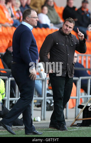 Blackpool-Manager Neil McDonald (links) und Bury-Manager David Flitcroft (Rechts) auf der Touchline Stockfoto