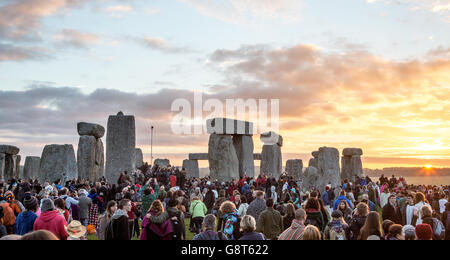 Sonnenaufgang an der Sommer-Sonnenwende Stonehenge UK Stockfoto