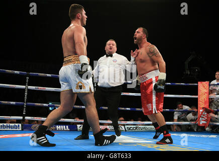 Jason Gavern schreit David Allen (links) entgegen, während Howard Foster beim Heavyweight Contest in der Sheffield Arena ins Stadion kommt. Stockfoto