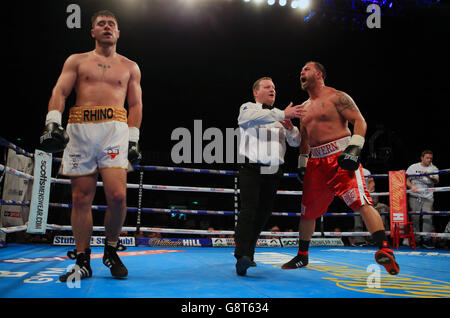 Kell Brook / Kevin Bizier - Sheffield Arena. Jason Gavern schreit David Allen (links) zu, während Howard Foster beim Heavyweight Contest in der Sheffield Arena ins Stadion kommt. Stockfoto