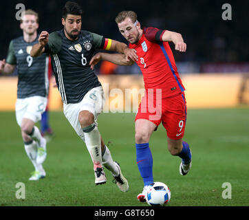 Der englische Harry Kane und der deutsche Sami Khedira (links) kämpfen während des Internationalen Freundschaftsspiels im Olympiastadion in Berlin um den Ball. Stockfoto