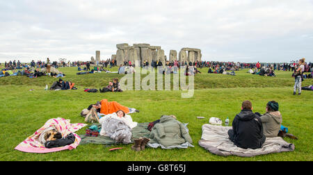 Festivalbesucher die Sommersonnenwende bei Stonehenge UK Stockfoto