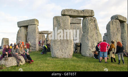 Festivalbesucher die Sommersonnenwende bei Stonehenge UK Stockfoto