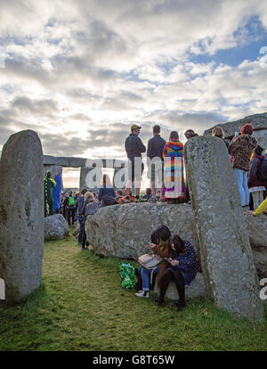 Festivalbesucher die Sommersonnenwende bei Stonehenge UK Stockfoto