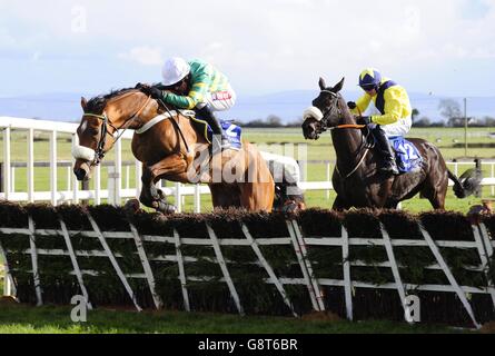 Coney Island unter Barry Geraghty (links) löscht die letzte, bevor er den I.N.H. gewinnt Hengstbesitzer E.B.F. Finale der „Novice Handicap Hurdle Series“ am dritten Tag des Osterfestivals auf der Fairyhouse Racecourse, Co. Meath, Irland. Stockfoto