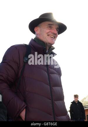 Trainer Eddie Harty gewann nach seinem Pferd Coney Island unter Barry Geraghty den I.N.H. Hengstbesitzer E.B.F. Finale der „Novice Handicap Hurdle Series“ am dritten Tag des Osterfestivals auf der Fairyhouse Racecourse, Co. Meath, Irland. Stockfoto