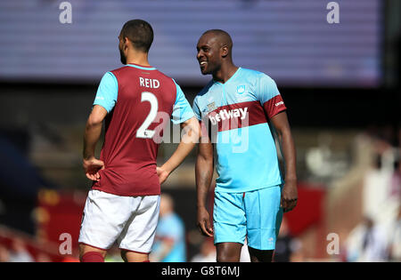 Carlton Cole von West Ham United All Stars teilt einen Witz Mit Winston Reid von West Ham United Stockfoto